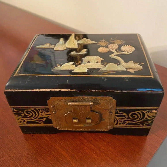 Vintage Chinese Lacquer Mother of Pearl Jewelry Box satin Lining - Picture 1 of 12